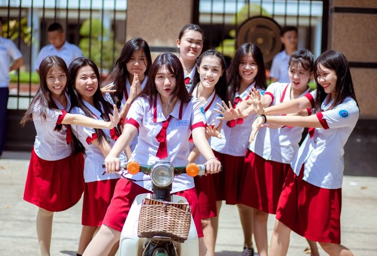 dong phuc hoc sinh viet nam 2 - Top đồng phục học sinh đẹp nhất thế giới