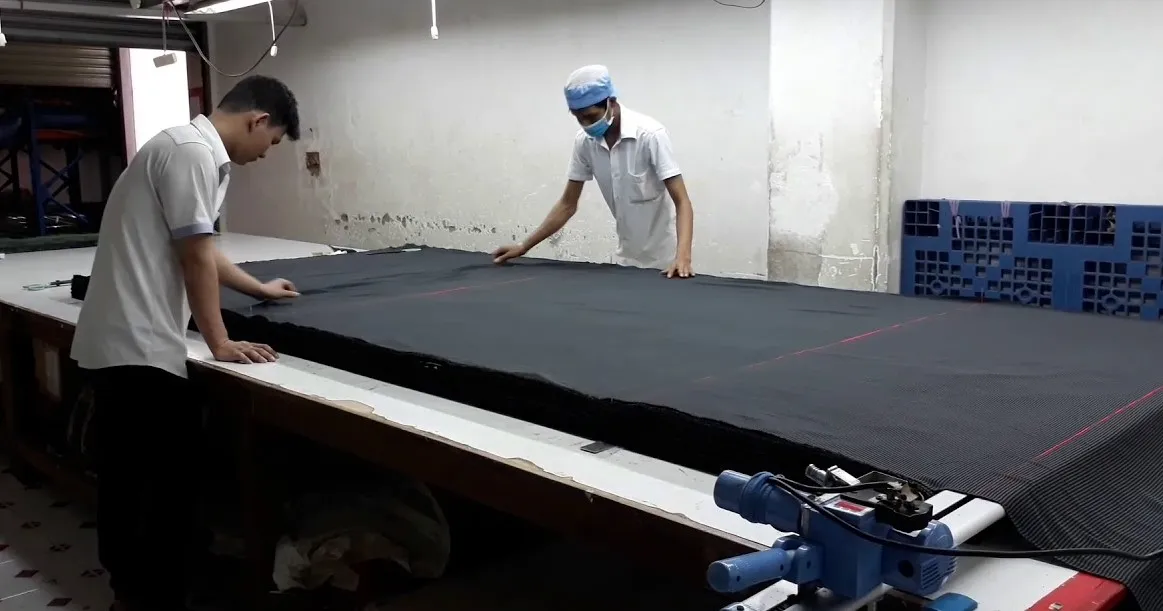công đoạn Trải vải chuẩn bị cắt vải